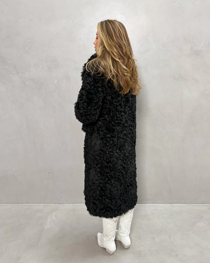 Длинная черная шуба-пальто из экомеха с кудрявой фактурой фото 14