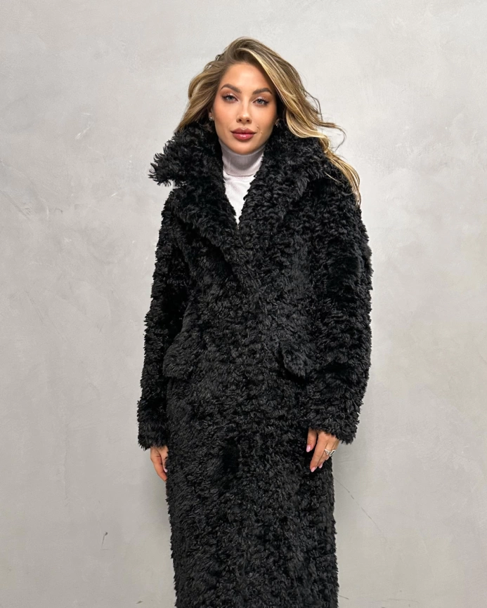 Длинная черная шуба-пальто из экомеха с кудрявой фактурой фото 7