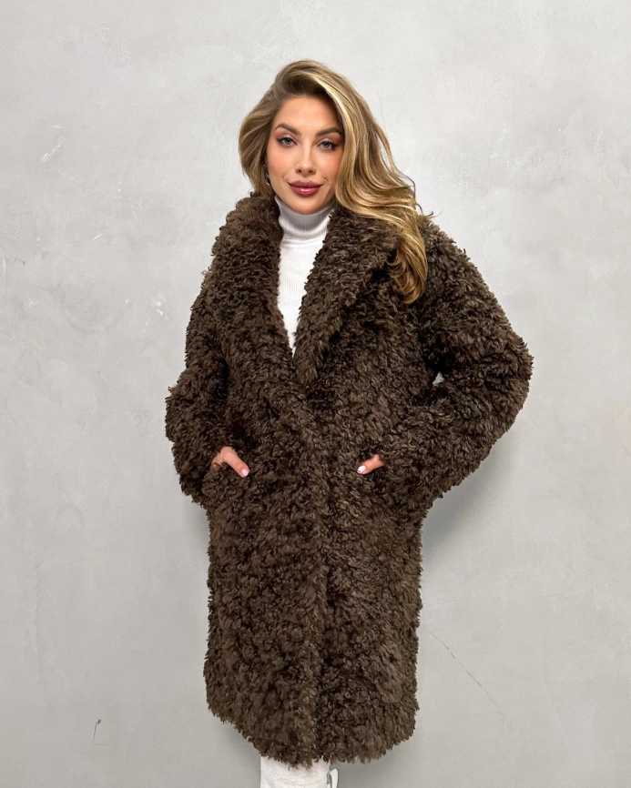 Шуба-миди из экомеха «тиградо» шоколадного цвета фото 4