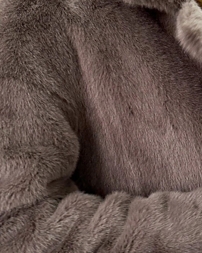 Длинная классическая шуба из эко меха под норку, цвета мили-капучино фото 10