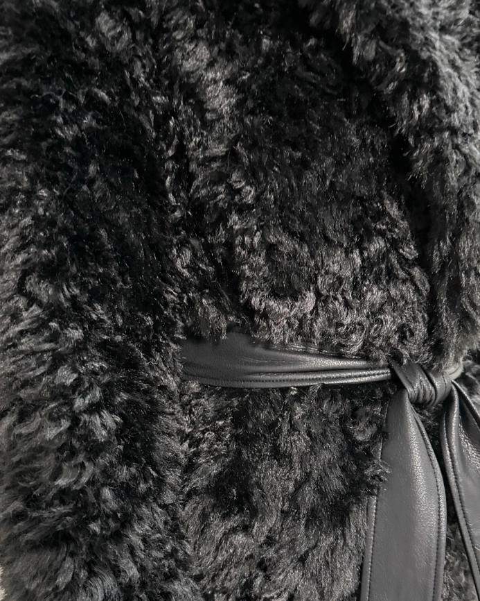 Длинная черная шуба-пальто из экомеха с кудрявой фактурой фото 15