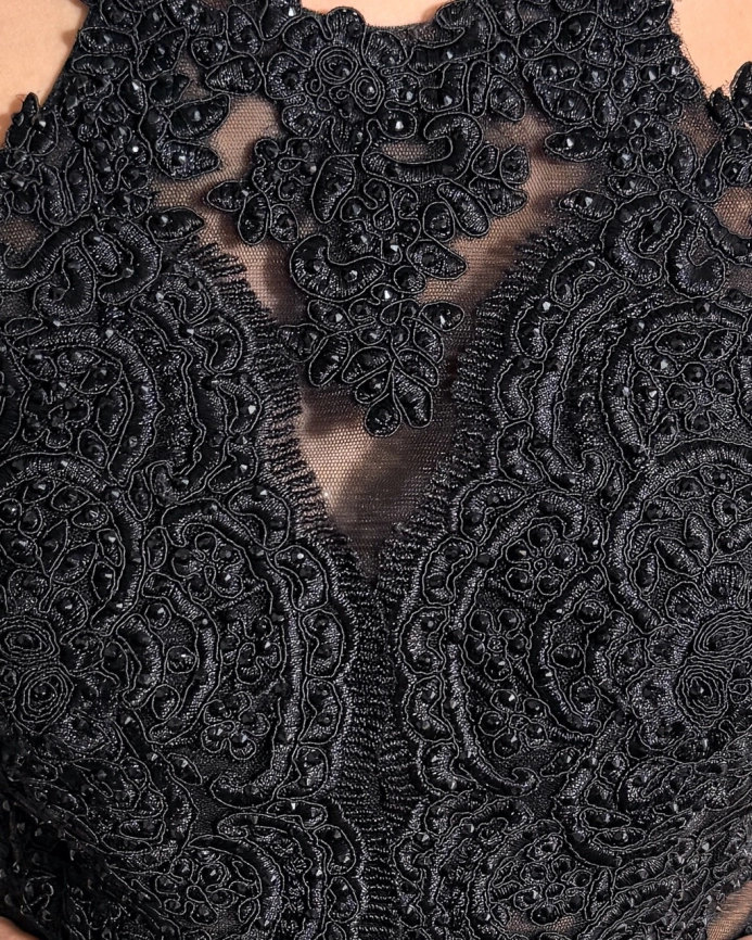 korotkoe-chernoe-vechernee-plate-s-kristallami-i-kruzhevom-ladivinadress-7