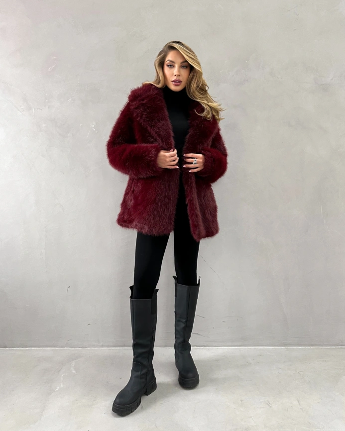 Короткая шуба из эко меха под соболя бордового цвета фото 9