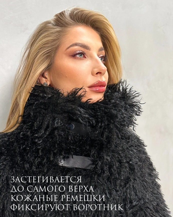 Длинная черная шуба из эко меха под ламу с запахом фото 8