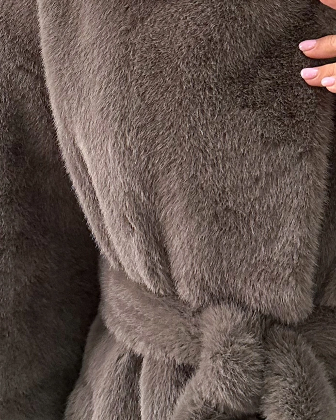 Длинная шуба с капюшоном из искусственного меха с фактурой норки в оттенке «мили-капучино» фото 13