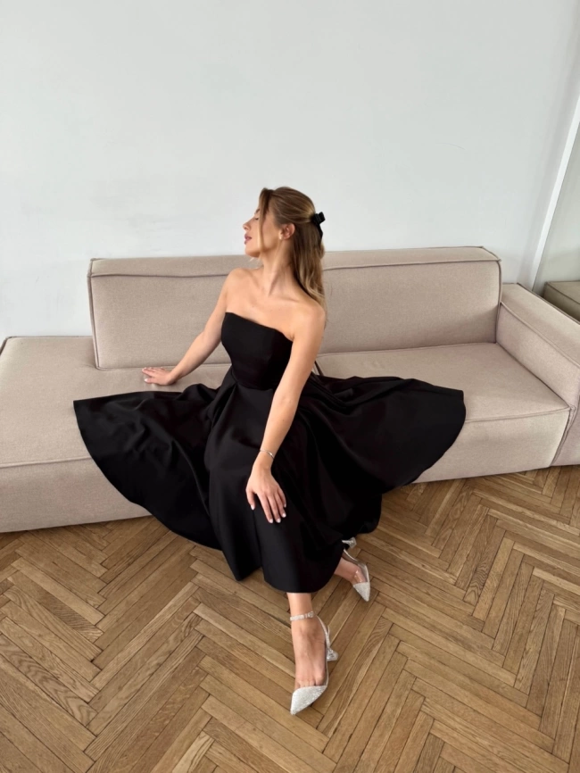 Вечернее черное платье-бюстье с пышной юбкой миди фото 7