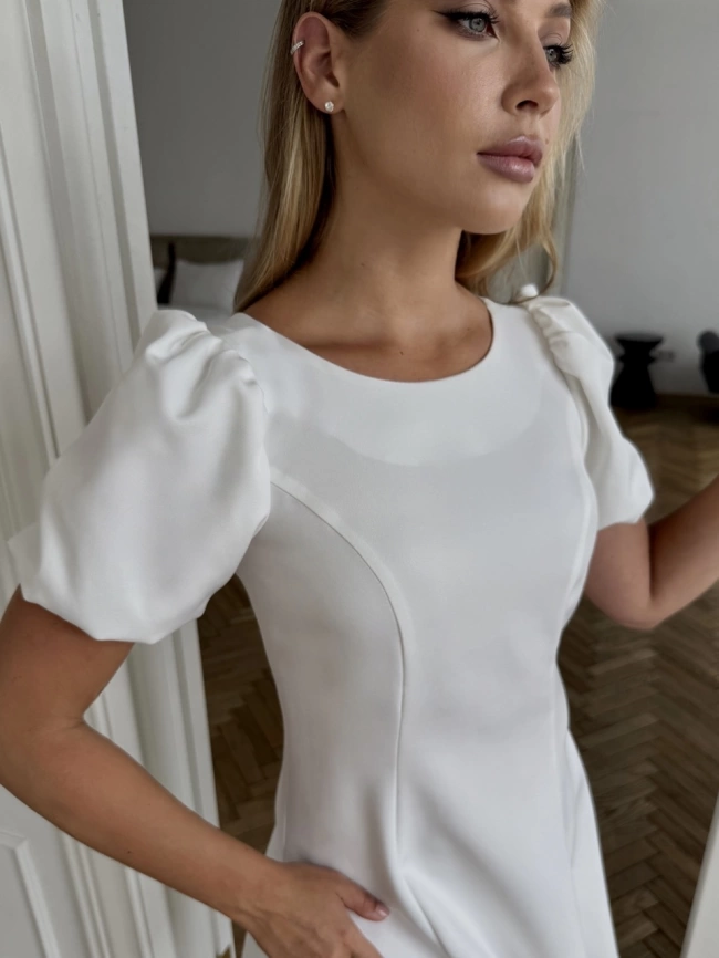 korotkoe-beloe-plate-a-silueta-s-rukavami-volanami-La-Divina-4