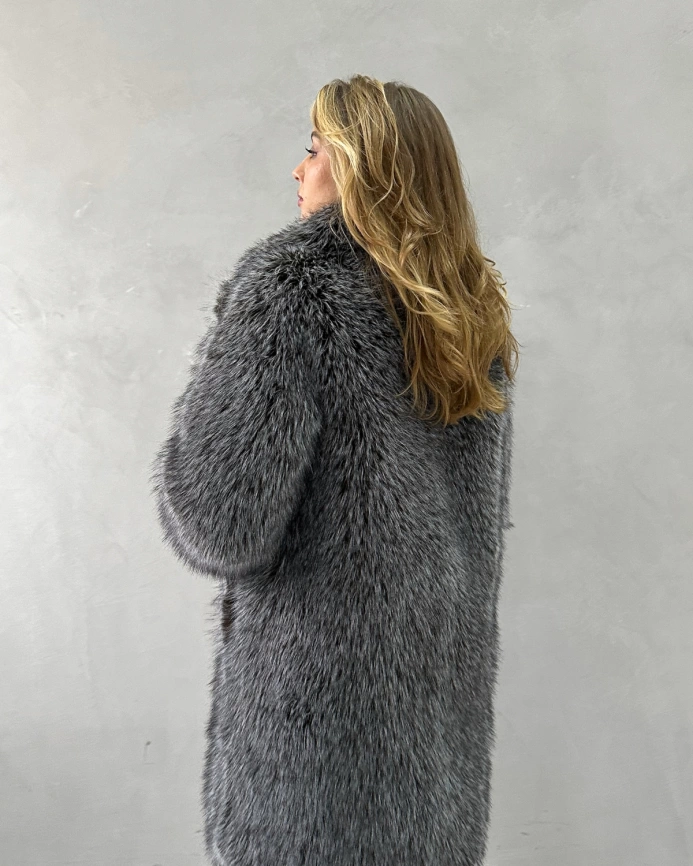 Шуба-миди из эко меха с фактурой чернобурой лисы фото 8
