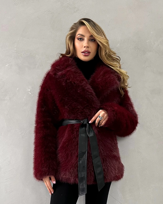 Короткая шуба из эко меха под соболя бордового цвета фото 2