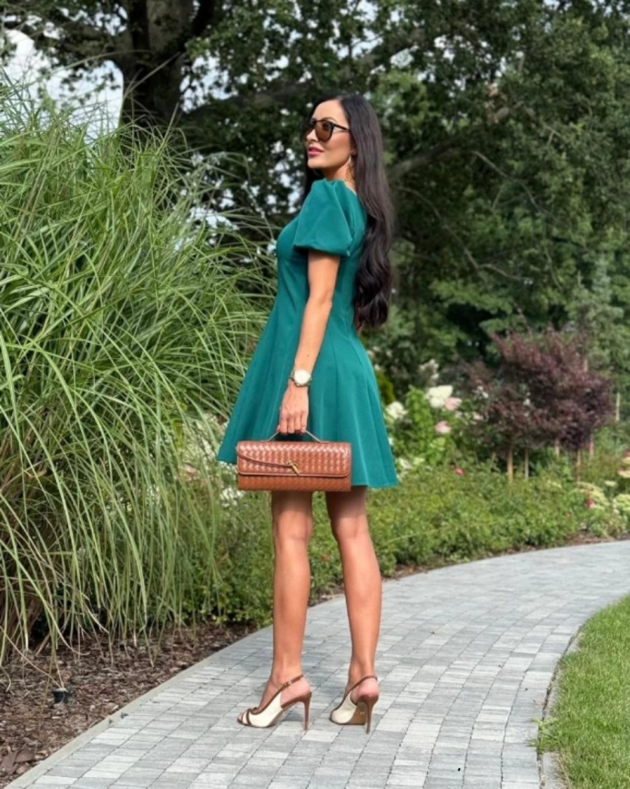 Короткое зеленое платье А-силуэта с рукавами-воланами фото 2