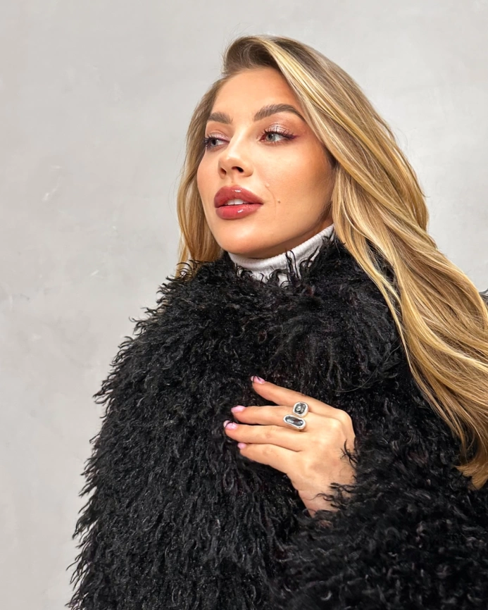 Короткий черный полушубок из экомеха под ламу фото 8