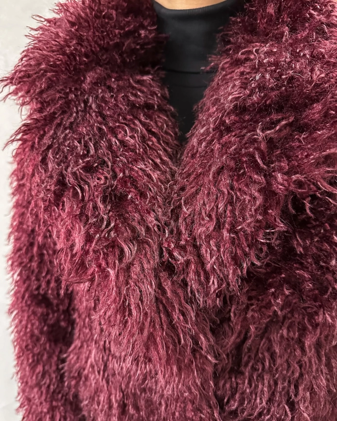 Короткий полушубок из экомеха под ламу бордовый фото 11