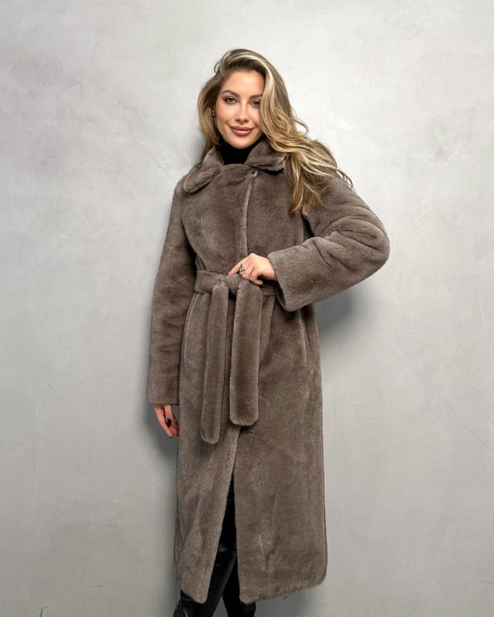 Длинная прямая шуба из эко меха цвета мили-капучино фото 10