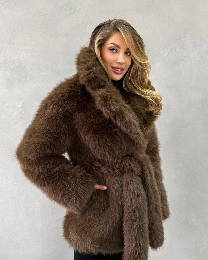 Короткая шуба из экомеха под соболя каштанового цвета фото 4