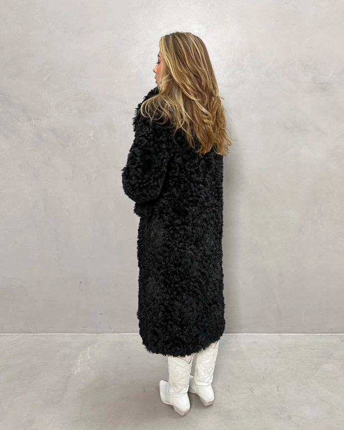 Длинная черная шуба-пальто из экомеха с кудрявой фактурой фото 14