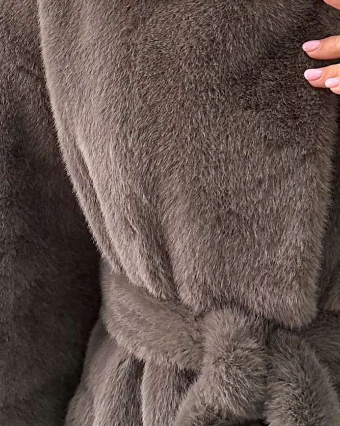 Длинная шуба с капюшоном из искусственного меха с фактурой норки в оттенке «мили-капучино» фото 13