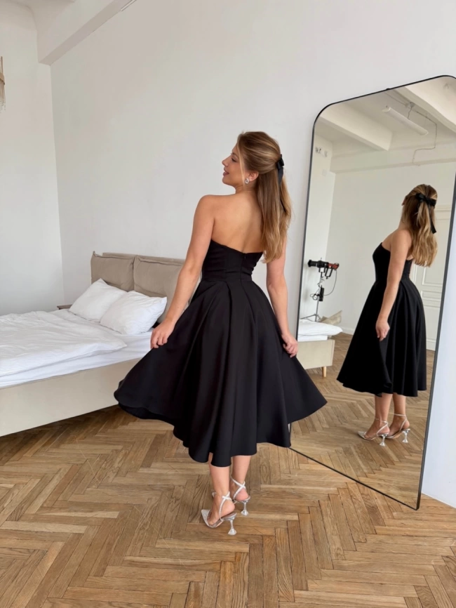 Вечернее черное платье-бюстье с пышной юбкой миди фото 4