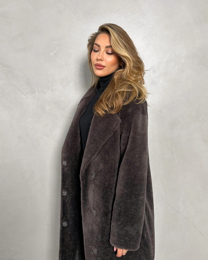 Длинная шуба из экомеха под мутон шоколадного цвета фото 6