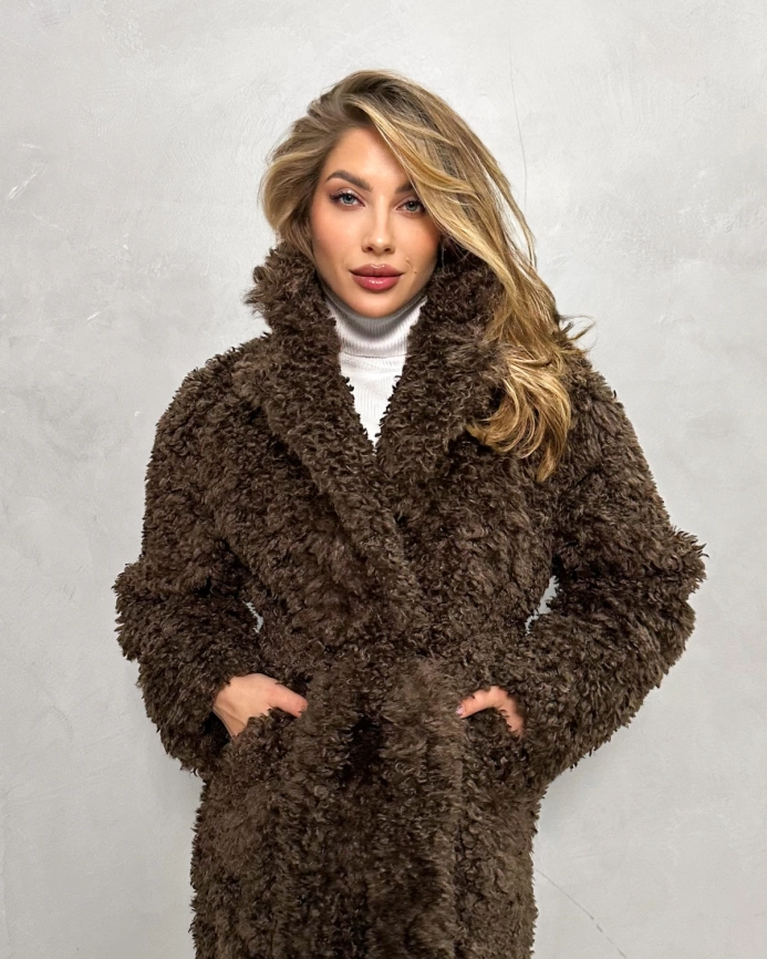 Шуба-миди из экомеха «тиградо» шоколадного цвета фото 6