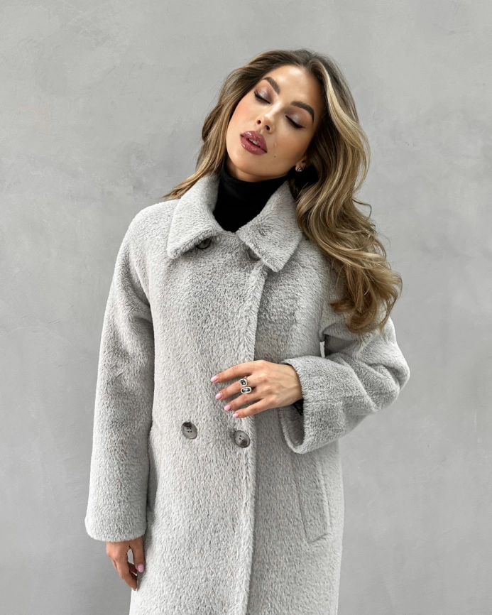 Длинное двубортное пальто из экомеха под норку светло-серое фото 6