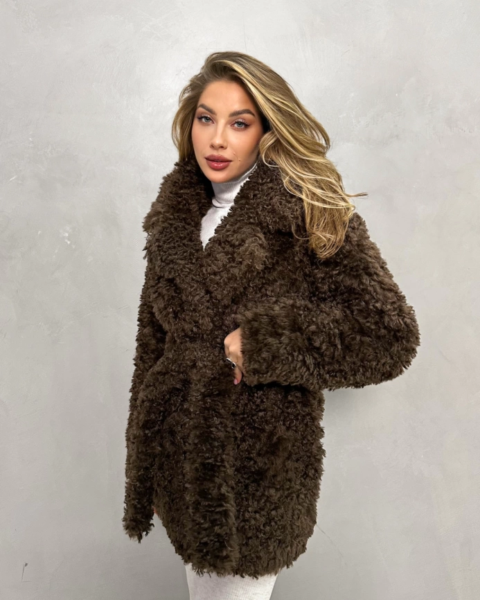 Короткая двубортная шуба из экомеха «тиградо» в шоколадном оттенке фото 3