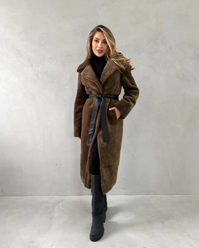 Длинная коричневая шуба из экомеха под мутон фото 3