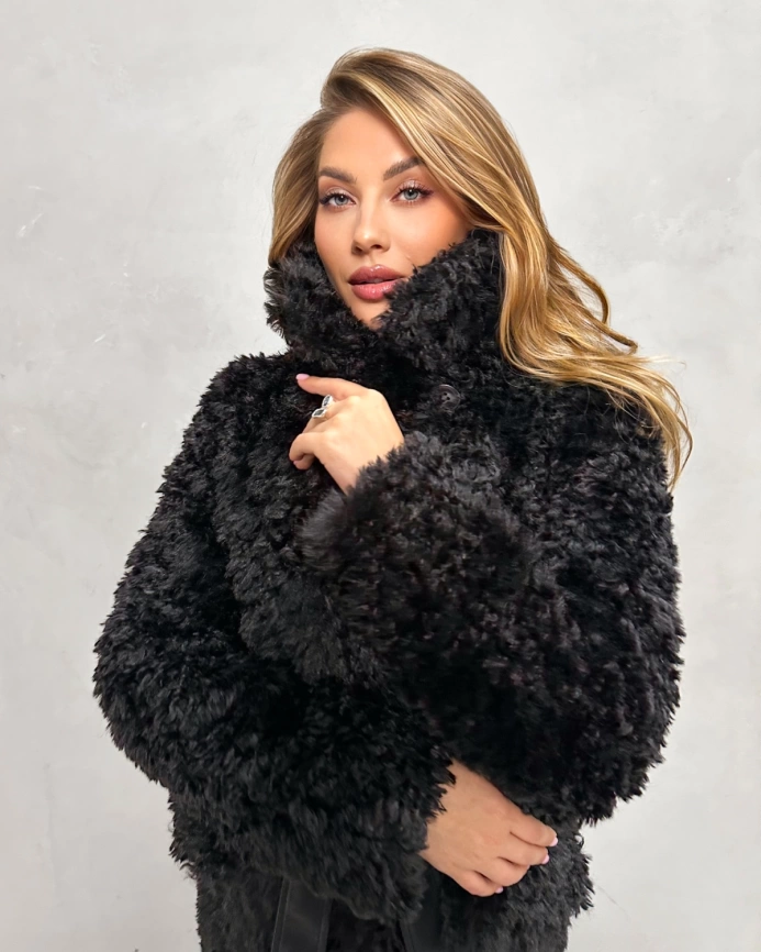 Длинная черная шуба-пальто из экомеха с кудрявой фактурой фото 3