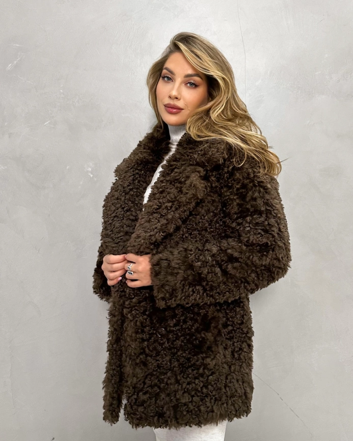 Короткая двубортная шуба из экомеха «тиградо» в шоколадном оттенке фото 8