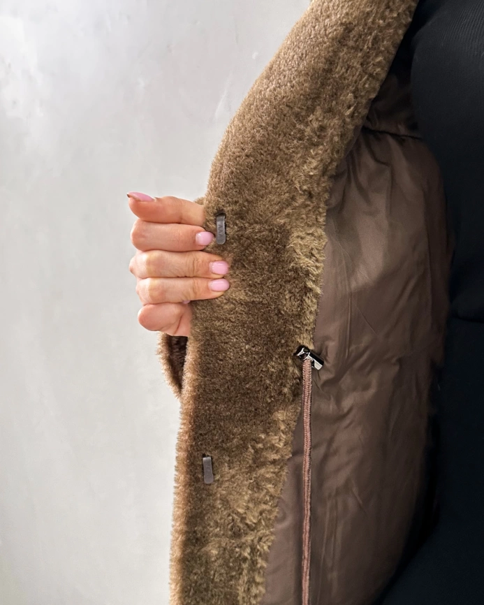 Длинная коричневая шуба из экомеха под мутон фото 13