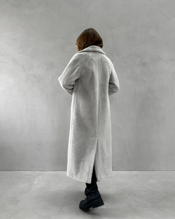 Длинное двубортное пальто из экомеха под норку светло-серое фото 11