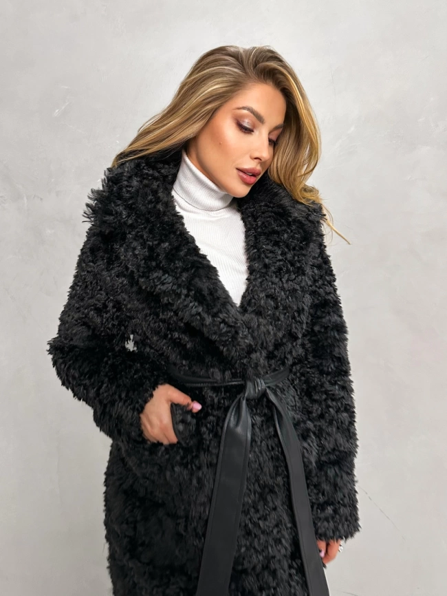Длинная черная шуба-пальто из экомеха с кудрявой фактурой фото 8