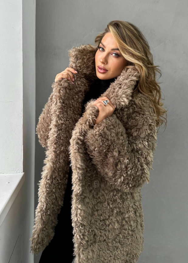 Короткая двубортная шуба из экомеха в бежевом оттенке фото 4