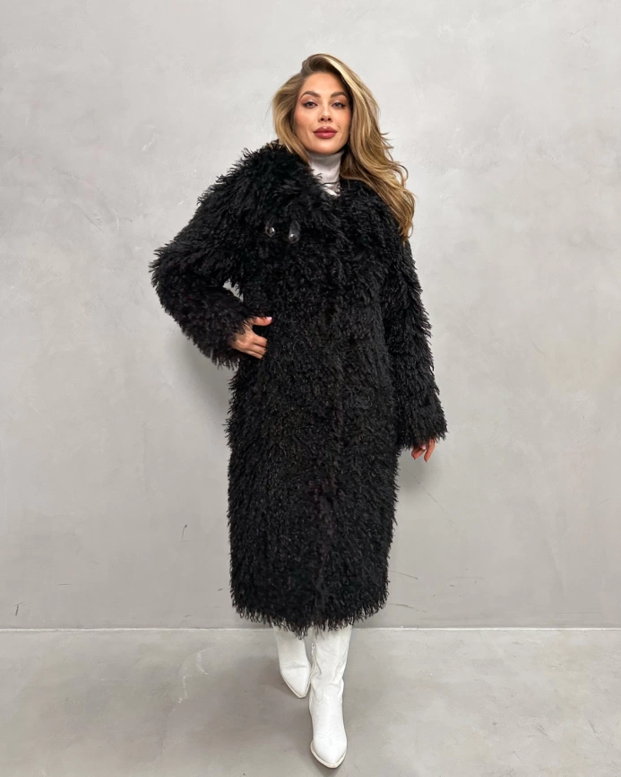 Длинная черная шуба из эко меха под ламу с запахом фото 4