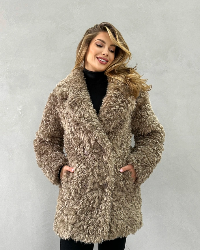 Короткая двубортная шуба из экомеха в бежевом оттенке фото 7