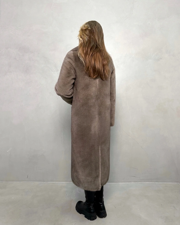 Длинная прямая шуба из эко меха цвета мили-капучино фото 12