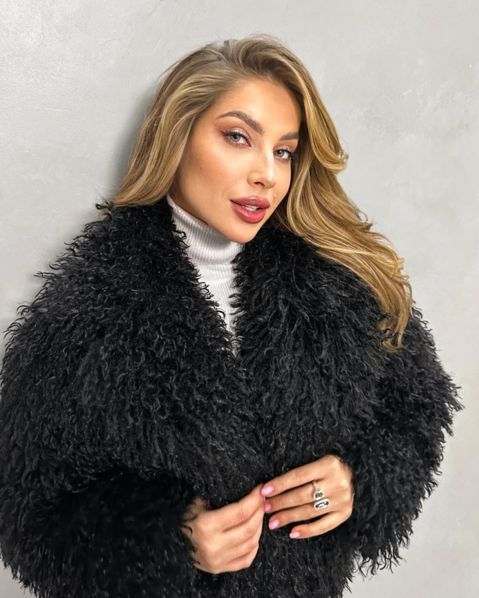 Короткий черный полушубок из экомеха под ламу фото 7