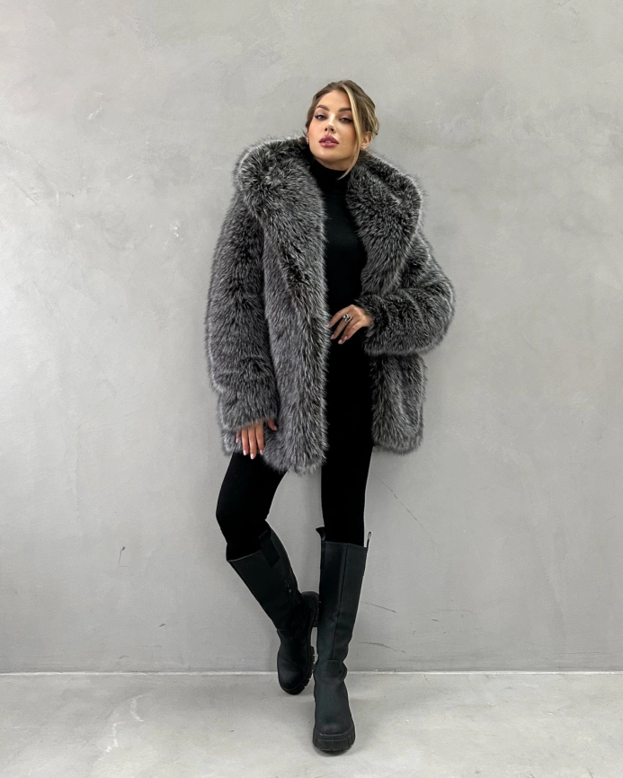Короткая шуба из экомеха «чернобурка» с капюшоном фото 3