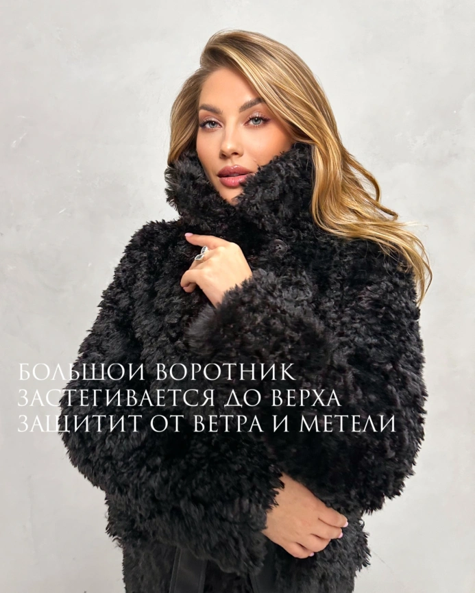 Длинная черная шуба-пальто из экомеха с кудрявой фактурой фото 3