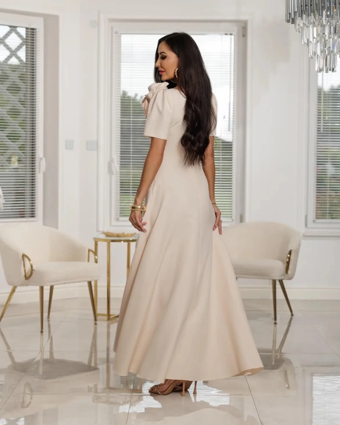 Длинное вечернее платье А силуэта с коротким рукавом кремово-бежевого цвета фото 4