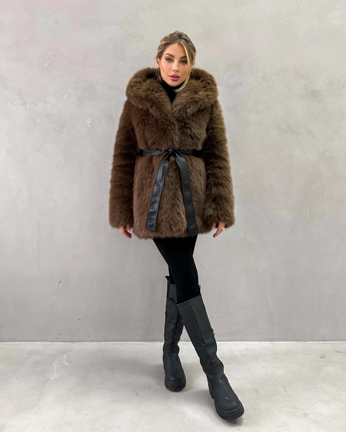 Короткая шуба с капюшоном из экомеха под соболя фото 5