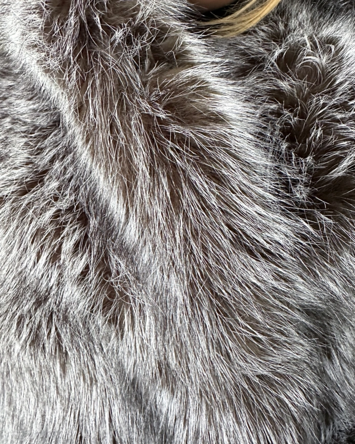 Короткая шуба из экомеха «чернобурка» с капюшоном фото 11