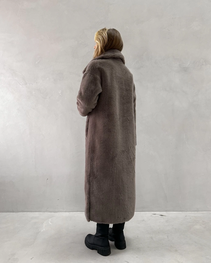 Длинная классическая шуба из эко меха под норку, цвета мили-капучино фото 9