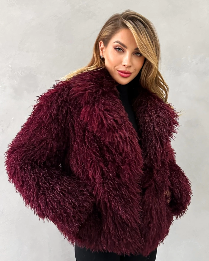 Короткий полушубок из экомеха под ламу бордовый фото 1