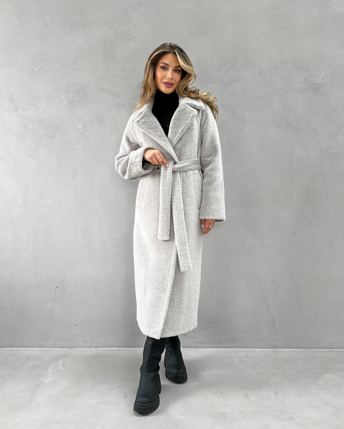 Длинное двубортное пальто из экомеха под норку светло-серое фото 7