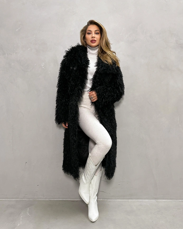 Длинная черная шуба из эко меха под ламу с запахом фото 2