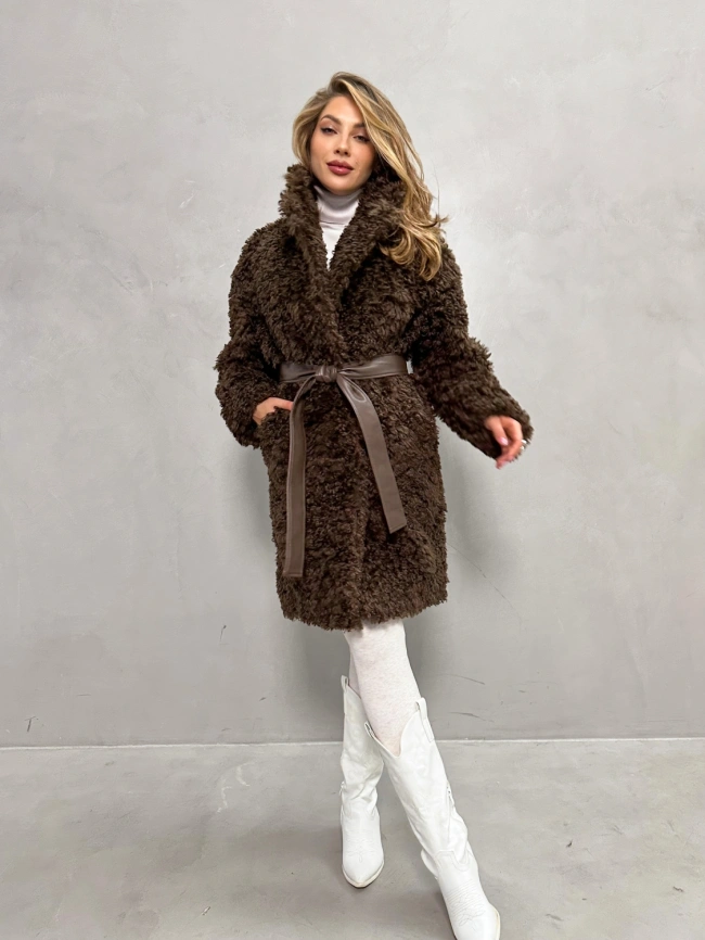Шуба-миди из экомеха «тиградо» шоколадного цвета фото 5