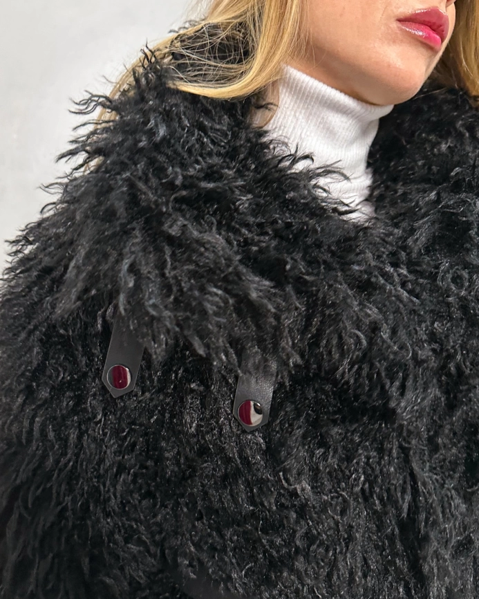 Длинная черная шуба из эко меха под ламу с запахом фото 11