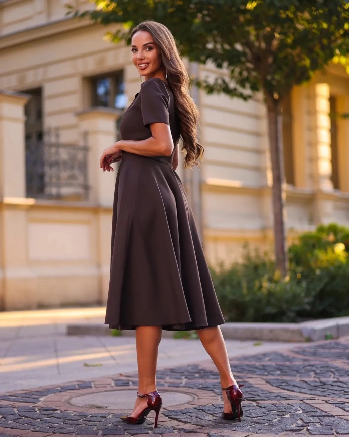 Вечернее платье миди шоколадного цвета с декором-розой и поясом фото 4