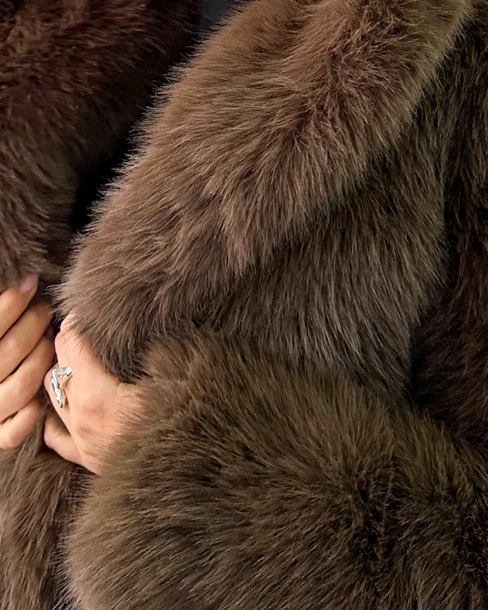 Короткая шуба с капюшоном из экомеха под соболя фото 13