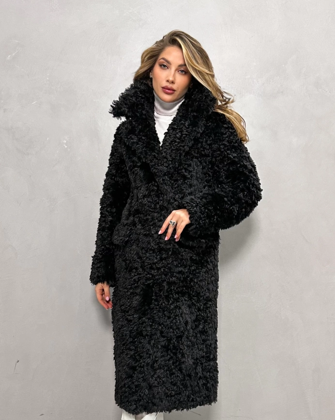 Длинная черная шуба-пальто из экомеха с кудрявой фактурой фото 12